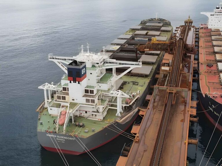 Teste com o biocombustível está sendo feito em um navio Newcastlemax, em parceria da Vale com a Oldendorff Carriers, empresa que atua há 102 anos no ramo de transporte de graneleiros