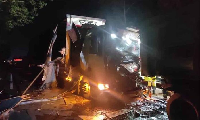 Sem Título-3 Veículo de passeio bateu de frente com carreta na altura do KM 603; Ocupantes do carro e de um dos veículos de carga não resistiram aos ferimentos e morreram no local - Acidente BR 040