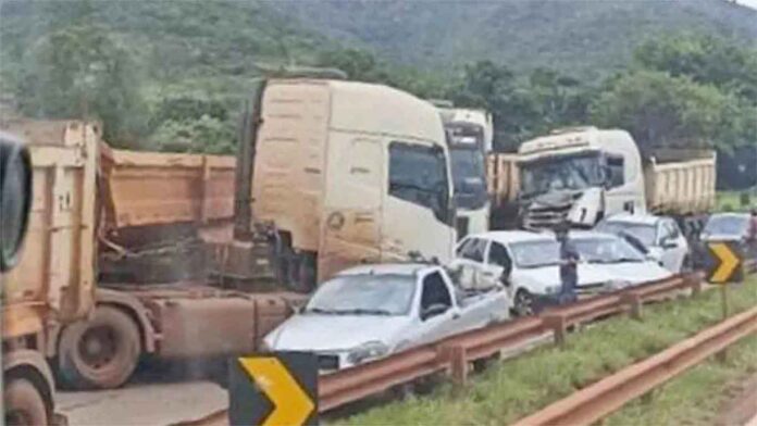 Tragédia ocorreu na altura de Igarapé, em colisão entre quatro veículos de carga e oito carros de passeio; Um idoso foi socorrido em estado grave - Carretas de minério