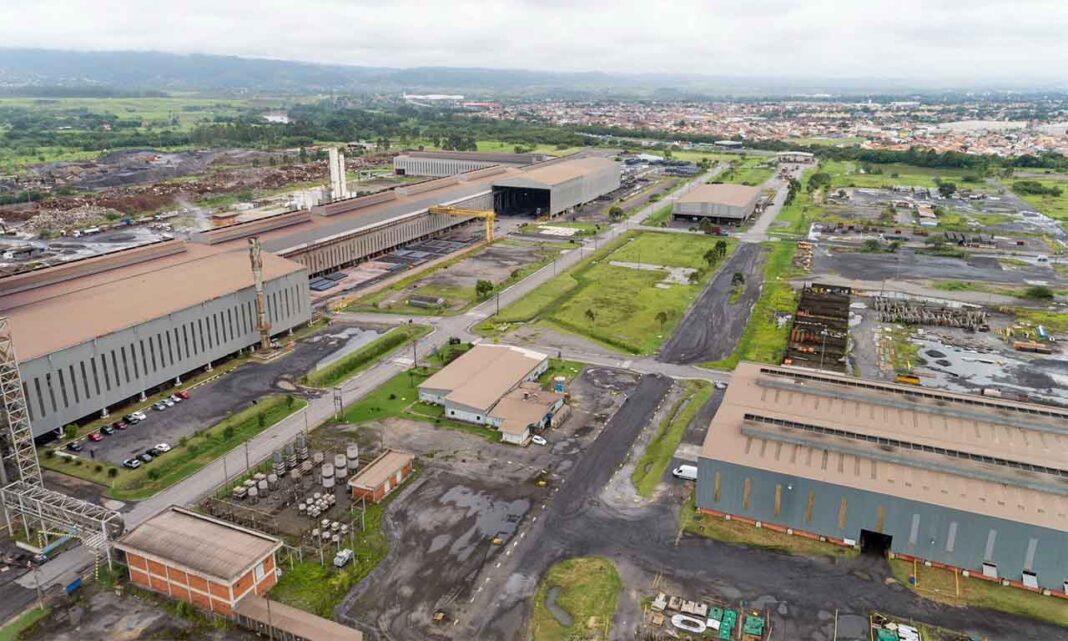 Maior produtora de aço do país suspenderá operações da usina de Resende-RJ de forma temporária; Líderes do setor consideram situação crítica e pedem intervenção do Governo Federal - ArcelorMittal