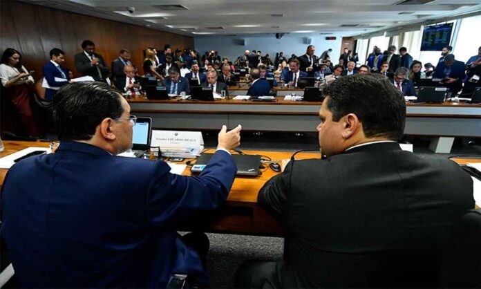 Por 20 votos a 6, senadores deram andamento à tramitação da medida; Acordo com governo resultou na rejeição de todos os destaques - Senado