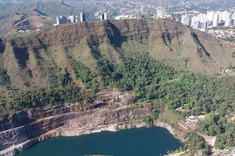 Clima de tensão toma conta da audiência pública que discute o tombamento da Serra do Curral no TJMG