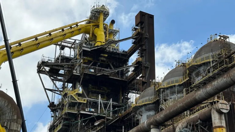 Usiminas realiza manobras para reacender Alto-Forno 3 após investimento de R$ 2,7 bilhões