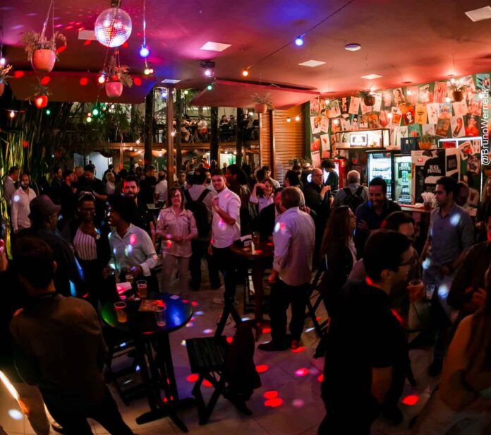 1 Evento ganha mais público a cada edição e proporciona conexões e oportunidades de negócios em um espaço inovador; Mining Drinks é realizado no Andrade Colaborativo, casa que reúne várias cozinhas em um só endereço, na Savassi