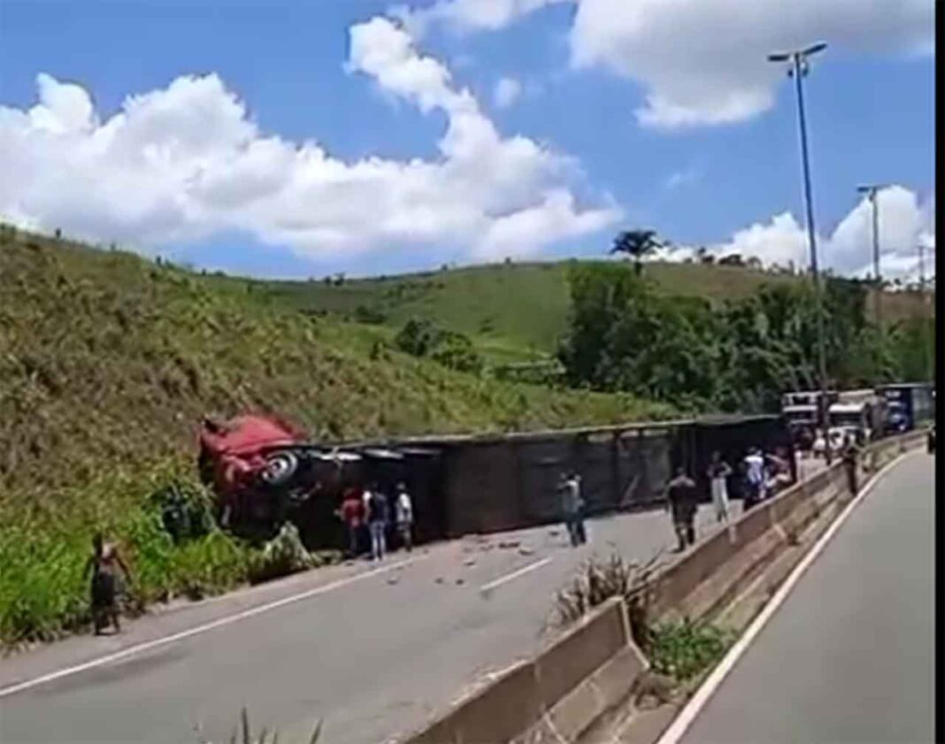 Veículo de carga transportava automóveis de luxo quando tombou próximo à Ponte Torta, no KM 335 da rodovia; Motorista morreu no local e outra pessoa ficou ferida - BR-381