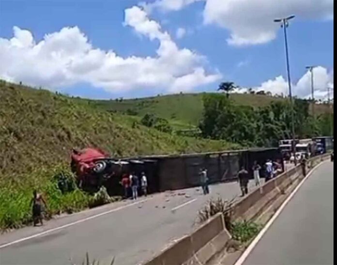Sem Título-10 Veículo de carga transportava automóveis de luxo quando tombou próximo à Ponte Torta, no KM 335 da rodovia; Motorista morreu no local e outra pessoa ficou ferida - BR-381