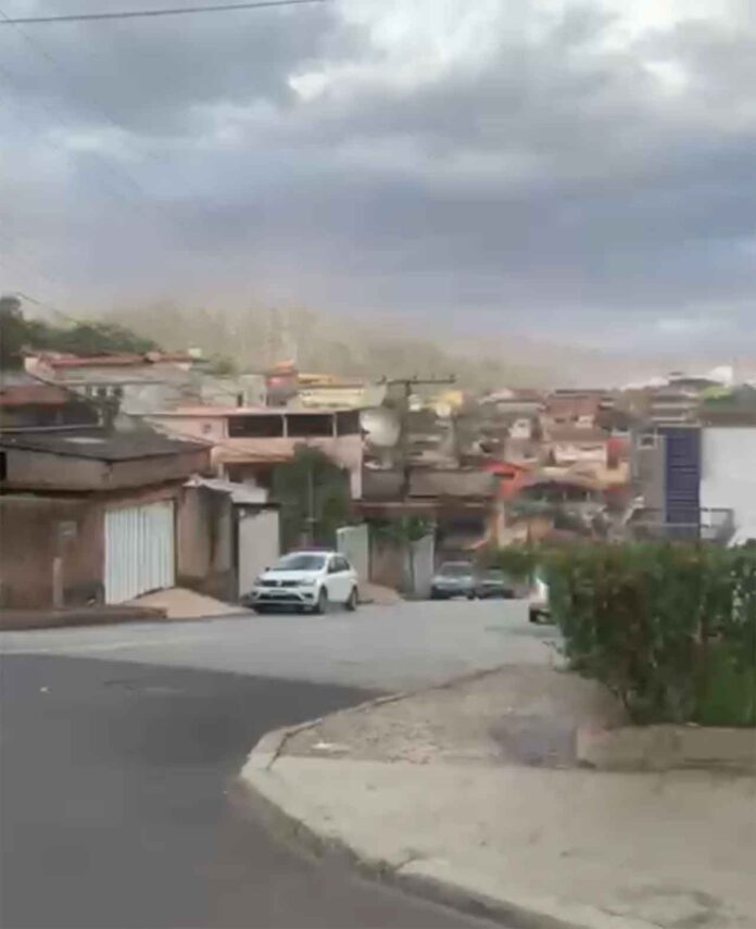Moradores da cidade berço da exploração do minério de ferro sofrem historicamente com o lançamento de partículas de poeira no ar e convivem com danos à saúde física e mental