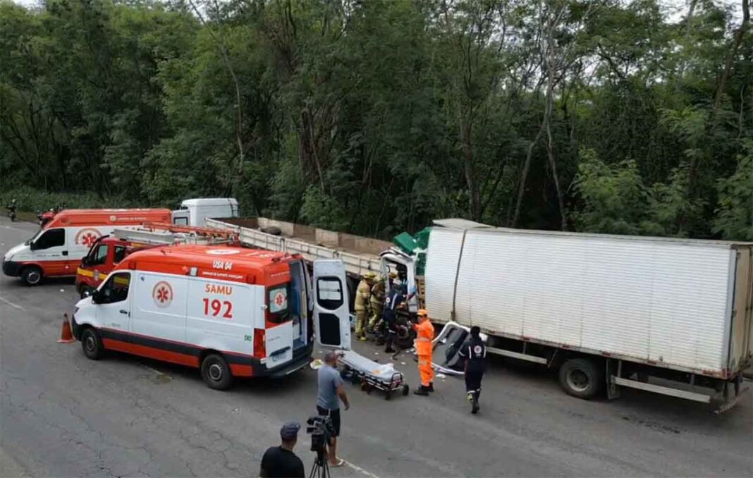 Colisão ocorreu na área urbana da rodovia em Ipatinga; Motorista ficou preso às ferragens ao colidir com veículo de carga parado às margens da rodovia