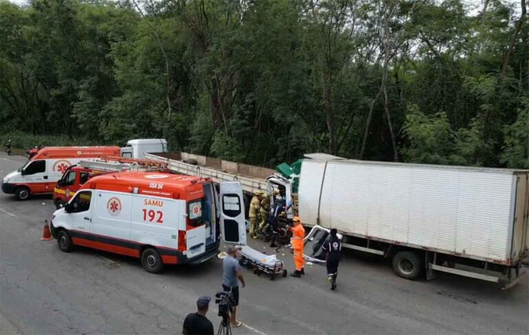 Colisão ocorreu na área urbana da rodovia em Ipatinga; Motorista ficou preso às ferragens ao colidir com veículo de carga parado às margens da rodovia