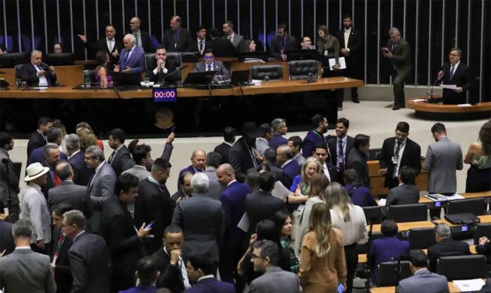 Maior parte dos recursos será destinada a refinanciamento da dívida pública; Texto aprovado no Congresso Nacional mantém meta de déficit fiscal zero