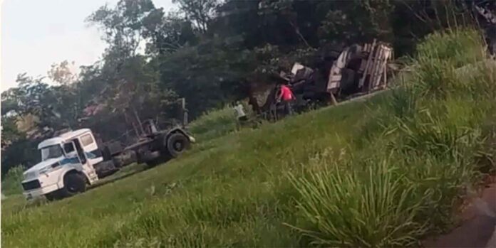 Sem Título-2 Veículo que transportava placas de vidro tombou ao cair na canaleta e ocupantes ficaram presos às ferragens; Vítimas foram socorridas pelo Corpo de Bombeiros - Acidente