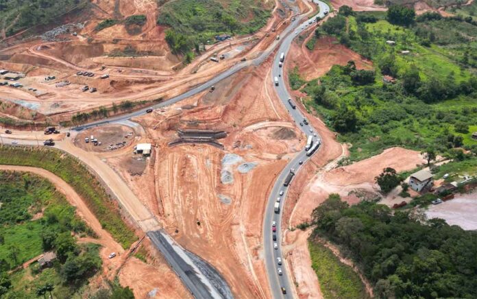 Sem Título-2 Obra é realizada pela Prefeitura no local visando melhorar a segurança no acesso à sede do município; Lentidão é registrada no trecho desde o início das intervenções na BR-381