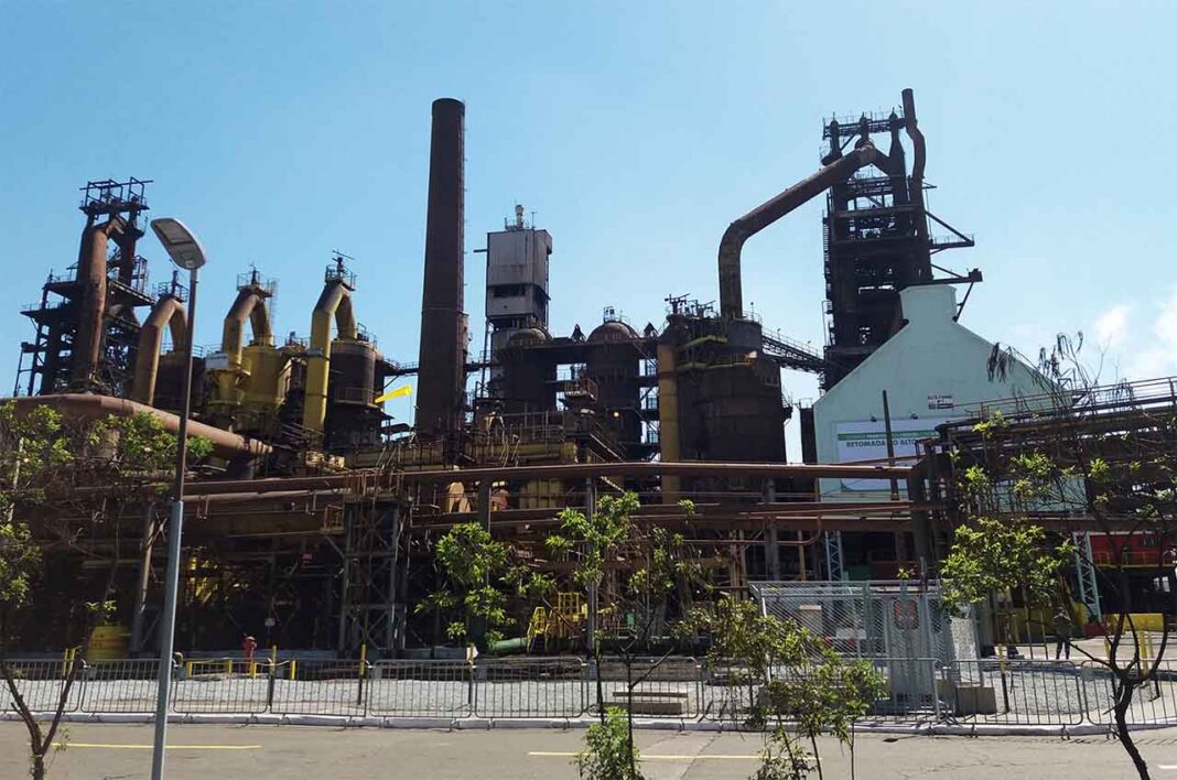 Presidente da siderúrgica anunciou paralisação da produção do Alto-Forno 1 por conta da concorrência desleal imposta pelo aço vendido pela China ao Brasil; Companhia cobra aumento da taxa sob importação do produto