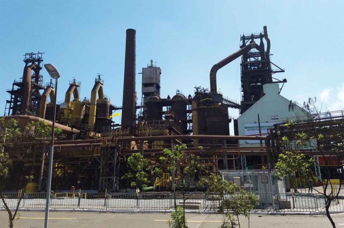 Sem Título-3 Presidente da siderúrgica anunciou paralisação da produção do Alto-Forno 1 por conta da concorrência desleal imposta pelo aço vendido pela China ao Brasil; Companhia cobra aumento da taxa sob importação do produto