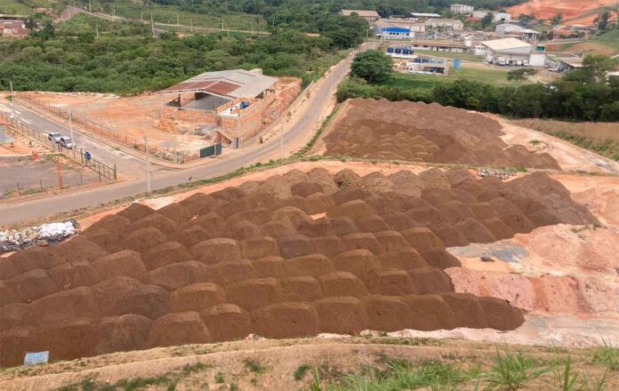 Trabalho coordenado pela Secretaria Municipal de Obras desde outubro deve culminar na retirada de cerca de 50 mil metros cúbicos de areia do leito do rio; Material será usado em obras públicas da cidade - Chuvas