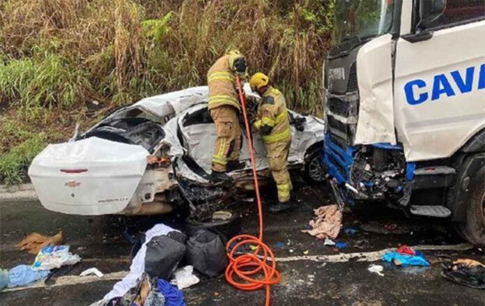 Quatro pessoas da mesma família morreram na BR-251, no Norte de Minas; Na MG-135, um homem morreu e outras três pessoas ficaram feridas em colisão entre Uno e caminhonete - Acidentes nas rodovias mineiras