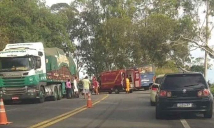 Sem Título-4 Colisão ocorreu perto do trevo de São Gonçalo do Rio Abaixo; Local já enfrenta lentidão há vários meses por conta de obras no trecho - Acidente na BR-381