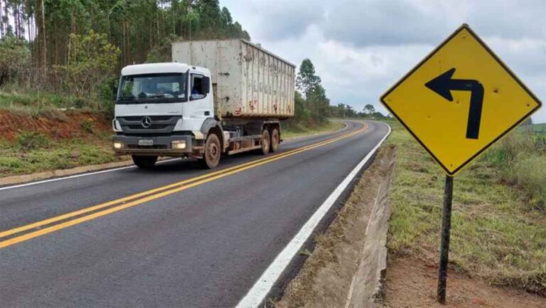 Veículos de grande porte não poderão circular em rodovias mineiras a partir da sexta-feira (22) Veículos de grande porte não poderão circular em rodovias mineiras a partir da sexta-feira (22)