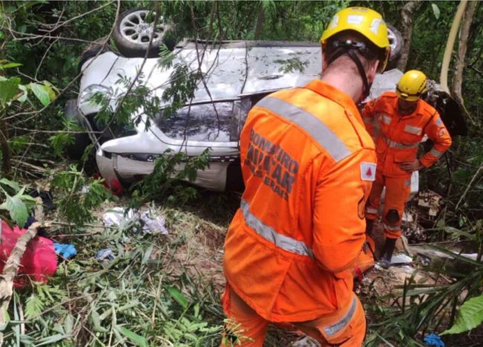 Sem Título-9 Carro em que os dois viajavam caiu de uma altura de 60 metros, em local de difícil acesso; Acidente aconteceu na altura de Antônio Dias, no Vale do Aço