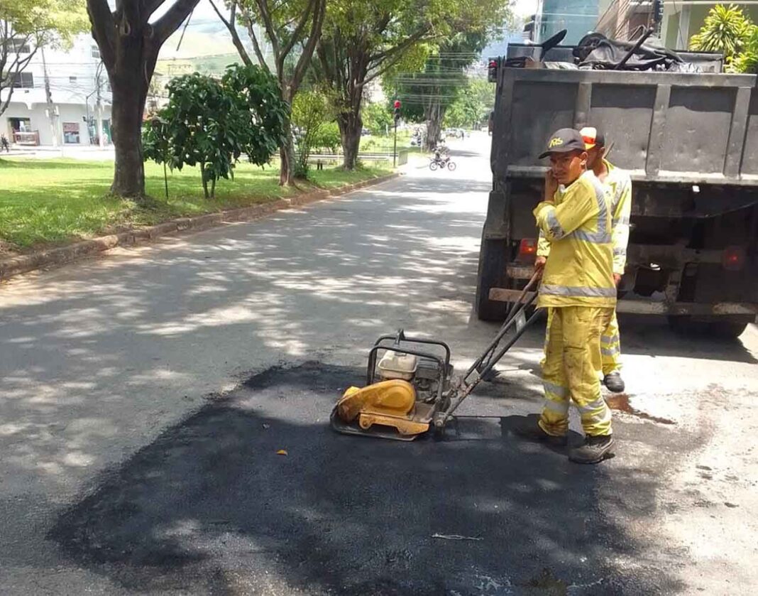 Secretaria Municipal de Obras Públicas intensificou trabalho de reparação da precária malha viária da cidade, com mais de 50 anos de uso; Prefeitura de Ipatinga disponibiliza canais para população indicar locais de reparos
