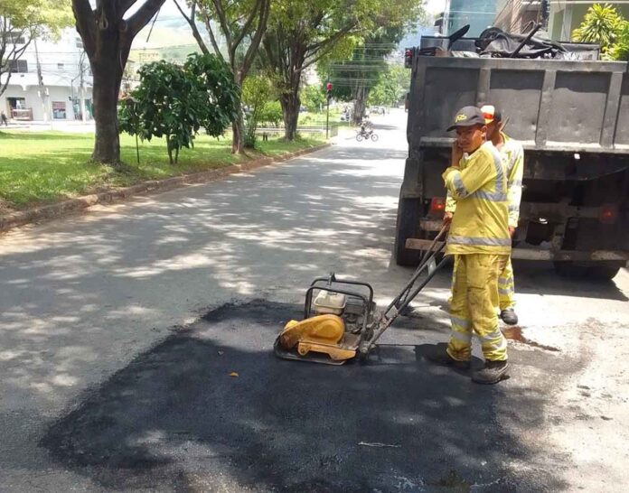 operação tapa-buracos DEZEMBRO 3 Secretaria Municipal de Obras Públicas intensificou trabalho de reparação da precária malha viária da cidade, com mais de 50 anos de uso; Prefeitura de Ipatinga disponibiliza canais para população indicar locais de reparos
