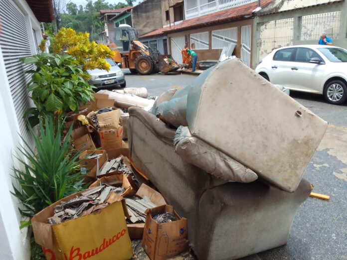 Município tem enfrentado dificuldades para lidar com toneladas de lixo e entulhos descartados fora do horário; Lixo é jogado até em áreas verdes de Ipatinga