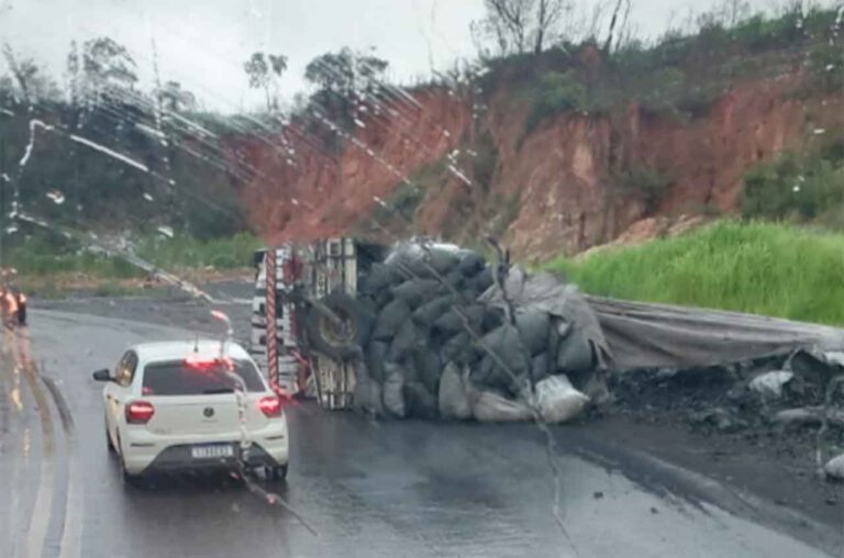 Veículo de carga tombou na pista e provocou grande congestionamento na manhã desta segunda-feira na rodovia; BR-381 também registrou acidente em Santa Luzia e na Fernão Dias, com feridos