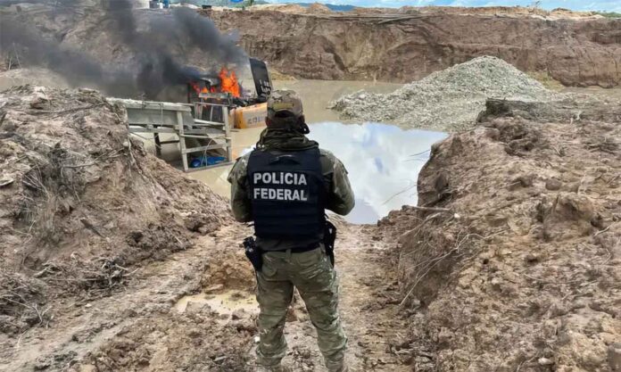 Atividade clandestina em terra indígena já havia sido alvo de operações que resultaram na destruição de centenas de equipamentos utilizados por invasores; Comitiva analisa consequências do garimpo ilegal na região