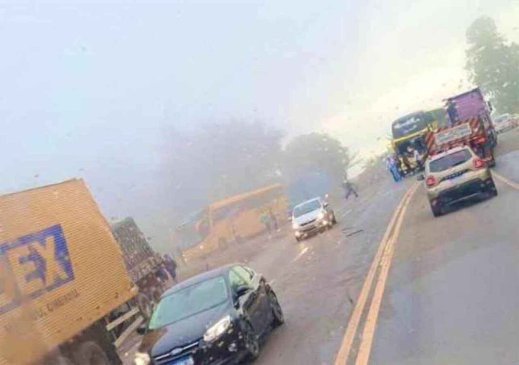 Congestionamento de cerca de 2km se formou enquanto equipes da PRF e dos Bombeiros prestavam assistência no local do acidente; Ninguém se feriu na colisão