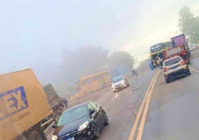 Congestionamento de cerca de 2km se formou enquanto equipes da PRF e dos Bombeiros prestavam assistência no local do acidente; Ninguém se feriu na colisão