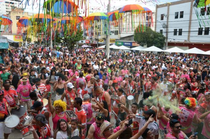 Pré-carnaval terá festa com blocos de rua, com cortejos e apresentações entre os dias 3 e 4 de fevereiro; Turistas e moradores de João Monlevade também vão curtir shows em praças públicas durante a noite