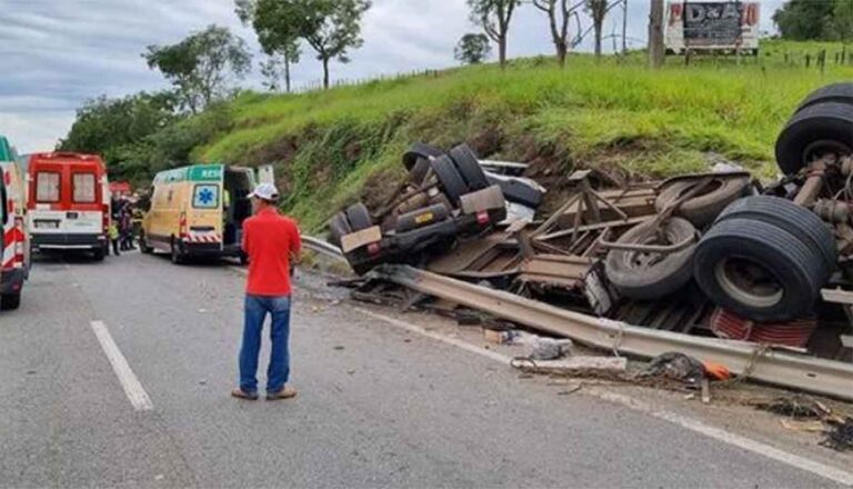 Veículo que transportava madeirite tombou na altura do KM 591, em Carmópolis de Minas; Motorista foi socorrido em estado grave - Tragédia na BR-381