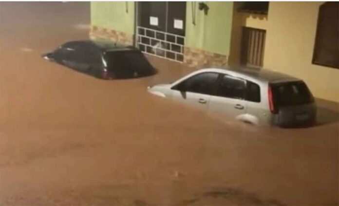 Sem Título-18 Cidade foi castigada por chuva de 200m que gerou inundações e muito transtorno para a população; Prefeito diz que decreto facilitará medidas de reparação - Conceição do Mato Dentro