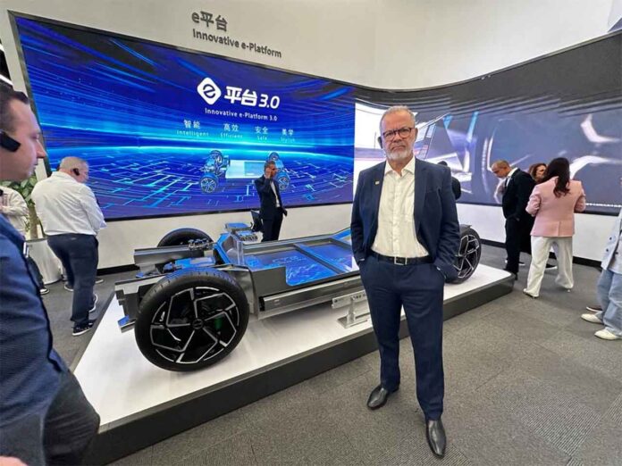 Sem Título-2 Presidente da entidade visitou a fábrica de veículos na China e revelou interesse da montadora em fazer negócios com empresas brasileiras; Ibram apresentou panorama da mineração brasileira na Ásia