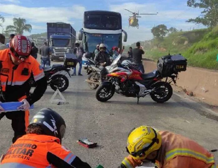 Motociclista se chocou com a traseira de um ônibus na altura do Bairro Jardim Vitória, na capital; Acidente causou congestionamento nos dois sentidos
