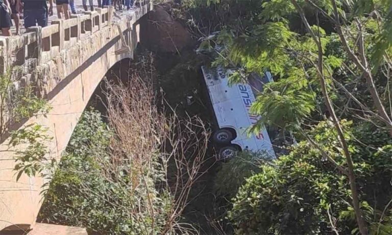 Coletivo caiu em rio após se chocar de frente com Veraneio; Feridos na tragédia foram encaminhados para unidades de saúde da região