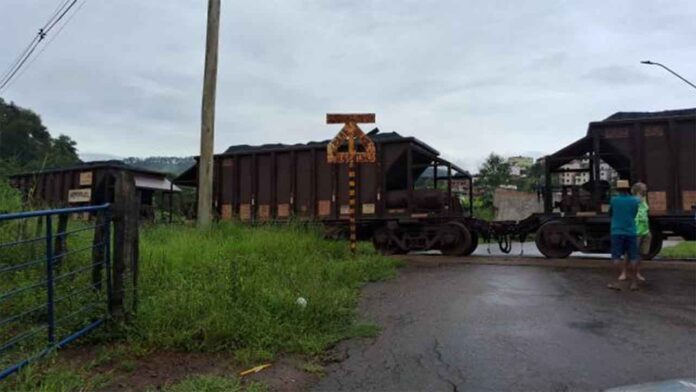 Sem Título-3 Motorista e passageiro escaparam ilesos do acidente após serem arrastados por cerca de 100m; Condutora do carro diz não ter ouvido a aproximação da composição