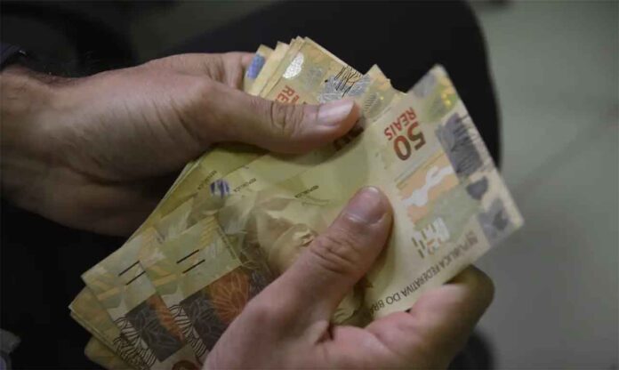 Referente à folha de pagamento de janeiro, valor de R$ 1.412,00 deve beneficiar quase 60 milhões de trabalhadores; Novo salário mínimo tem impacto também em tributos