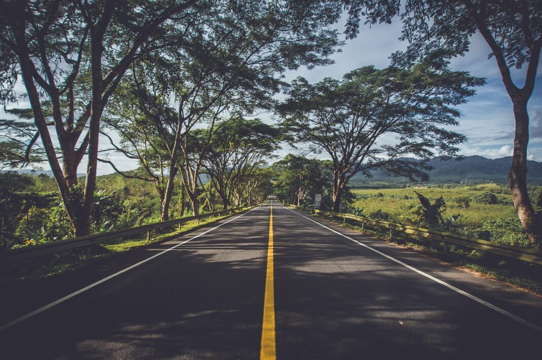 asphalt-2178703_1280 Feriado de Ano Novo é marcada por interdições e acidentes nas rodovias de MG