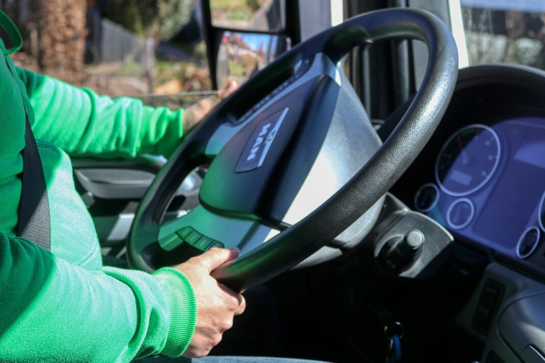 Exame toxicológico para motoristas nas categorias C, D e E tem novo prazo para regularização