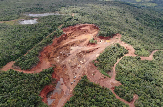 1 Autores foram presos em flagrante e multados por extração ilegal de minério de ferro na localidade de Ponte Funda; Polícia apreendeu máquinas e 28 toneladas do mineral