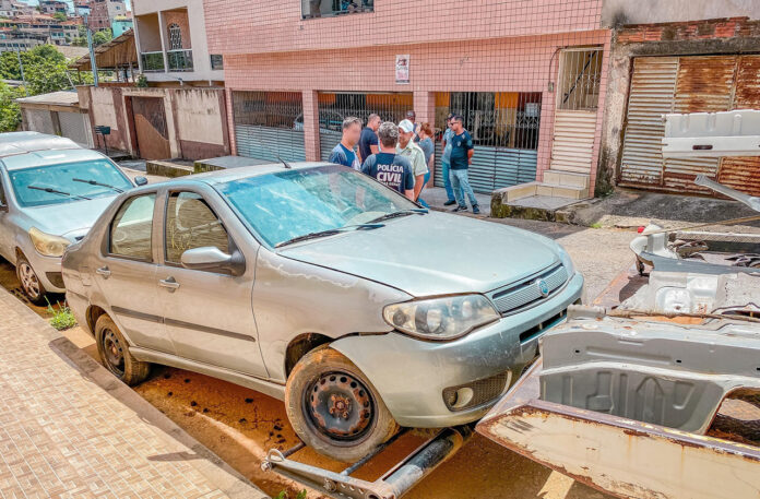 RECOLHIMENTO DE CARRO E SUCATA 5 Trabalho feito em parceria com a Polícia Civil resultou na apreensão de 21 carcaças desde o início do ano; Prefeitura registrou somente nove carros removidos pelos responsáveis após fazer as notificações