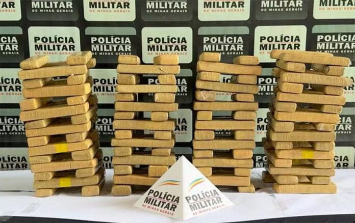 Sem Título-1 Homem de 35 anos foi preso em flagrante enquanto transportava 120 barras de maconha no porta-malas de um carro, em Timóteo; PM monitorou suspeito desde a BR-381, em João Monlevade
