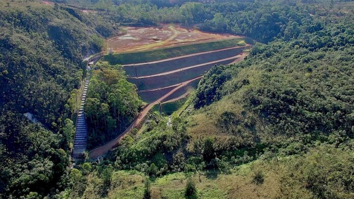 Estrututra abriga em torno de 1 milhão m³ de rejeitos e foi construída pelo método de alteamento por linha de centro; Comunidades do entorno da barragem passaram por simulado de ermergência nesta semana
