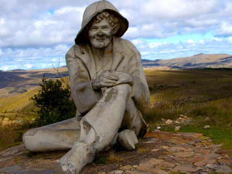 Monumento é um dos símbolos da Serra do Cipó e homenageia eremita que viveu na região; Restauração da estátua terá investimentos em torno de R$ 400mil