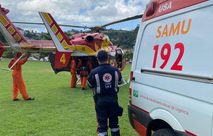 Equipes do Samu e do Corpo de Bombeiros realizaram o atendimento; Idoso precisou ser levado para uma unidade de saúde em Belo Horizonte para passar por cirurgia