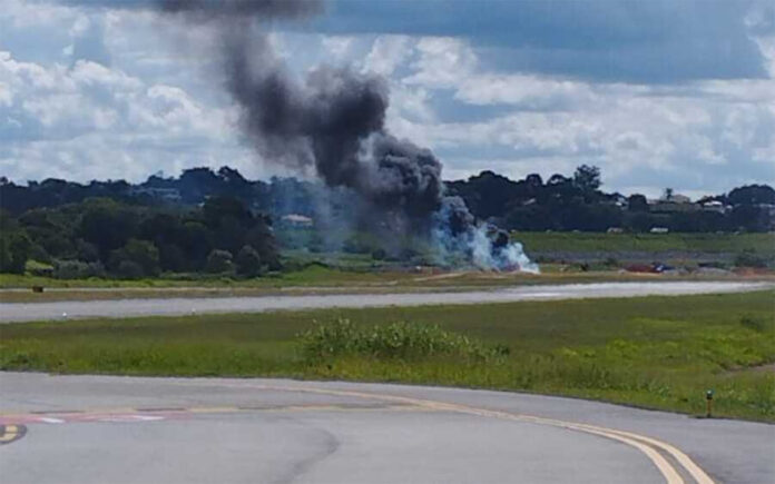 Aeronave de pequeno porte pegou fogo e uma vítima foi levada ainda com vida para o Hospital João XXIII; Vídeo registrou momento da queda do avião que transportava os agentes