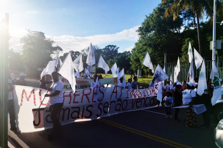 Entidade afirma que grande partes das vítimas não recebeu qualquer tipo de indenização ao longo de oito anos; Manifestantes ocuparam entrada da Vale em Vitória, capital do Espírito Santo
