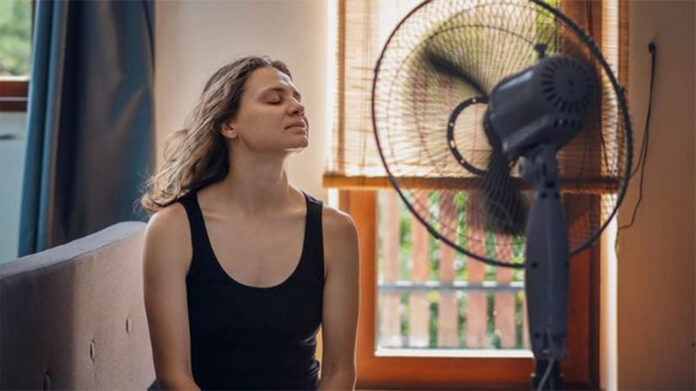 Temperaturas ficam até 5°C acima da média histórica do período em várias regiões do país, fazendo as pessoas recorrem a aparelhos elétricos para amenizar o calor; Veja as dicas da companhia para gastar menos com a energia