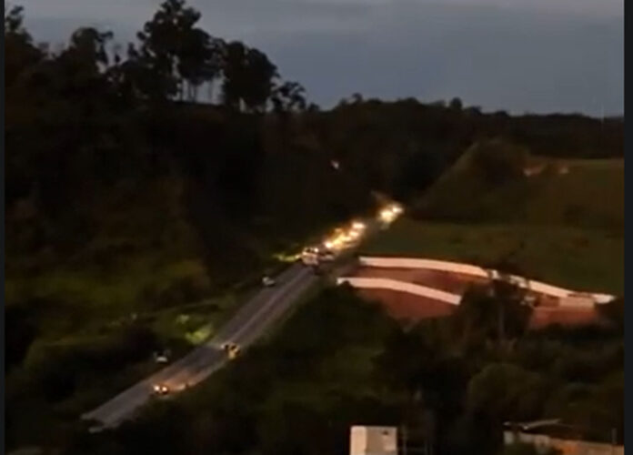 Sem Título-2 Tiroteio ocorreu no final da tarde desse domingo em Santana do Paraíso e resultou na prisão de três criminosos na entrada do bairro Parque Veneza – Operação BR-381 - Vale do Aço
